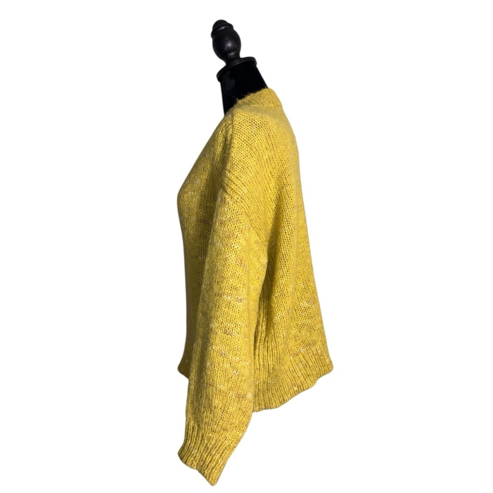 Universal Thread Women’s Oversized Knit fuzzy Sweater Size Medium Yellow V-Neck - Picture 5 of 9